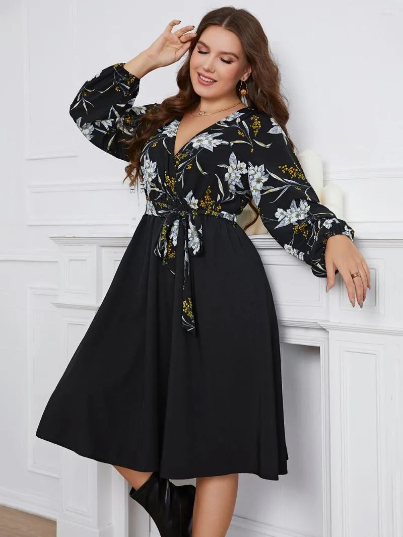 Plus-kl￤nningar 2022 Kvinnor kl￤r blommig full ￤rm Larges Big Plussize Curve V-Neck kl￤der Casual Autumn Wear Wear