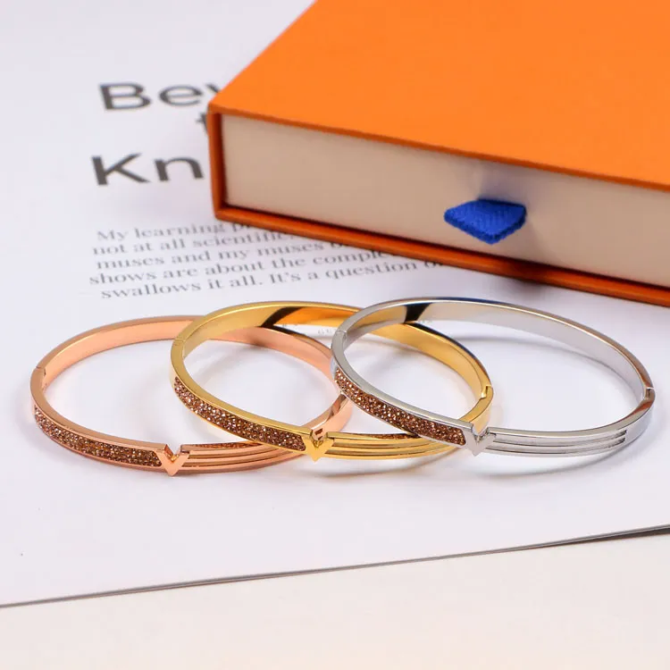 Designer smycken ￶rh￤ngen h￤nge charm armband guld k￤rlek v halsband kvinnor ringar armband armbanden lyxh￤ngen titan ￤lskare kedja hj￤rta