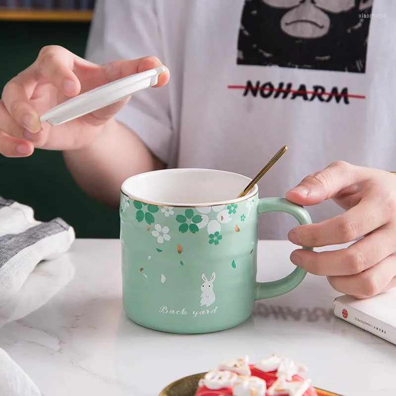 Muggar kreativitet körsbärsblommor mugg med sked och lock söt mjölk kaffe keramik cup personlighet hem dekoration vän gåva