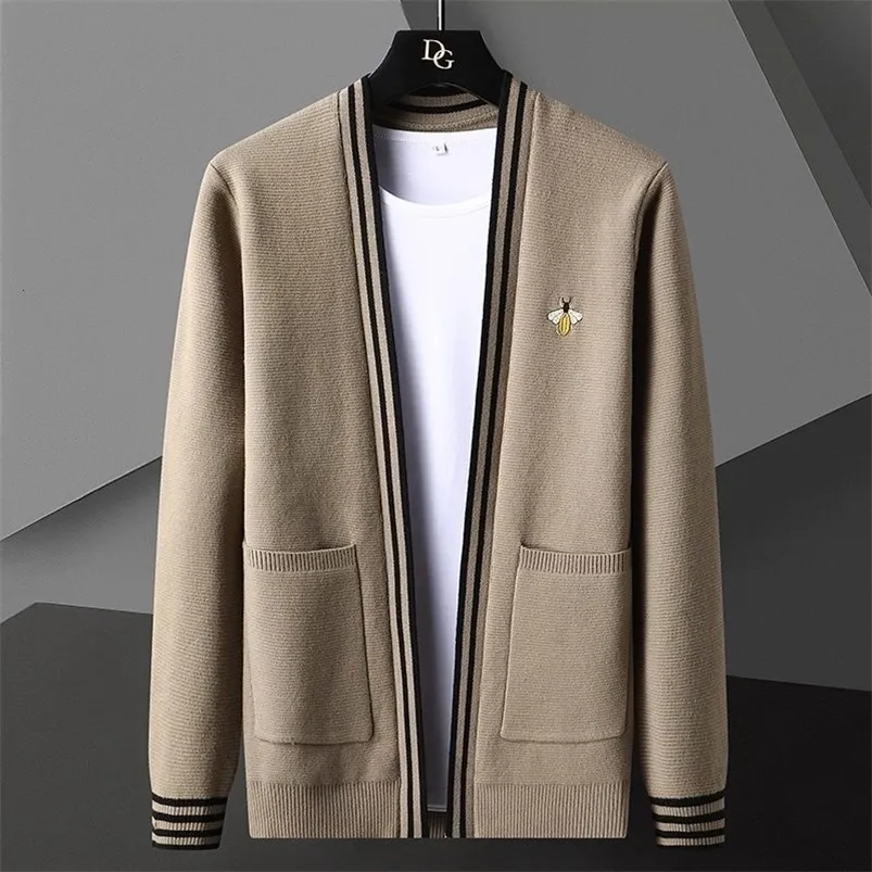 Suéteres para hombres Cárdigan bordado de abeja Abrigo casual coreano Elegante Tendencia de otoño Abrigo Hombre Ropa 220930