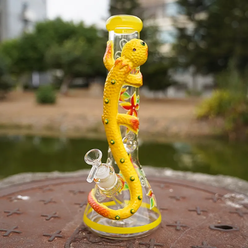 Les narguilés 3D uniques de style lézard jaune de travail manuel brillent dans le noir Big Bongs Ice Pinch Pipes à eau en verre épais Pyrex avec bol diffus Downstem