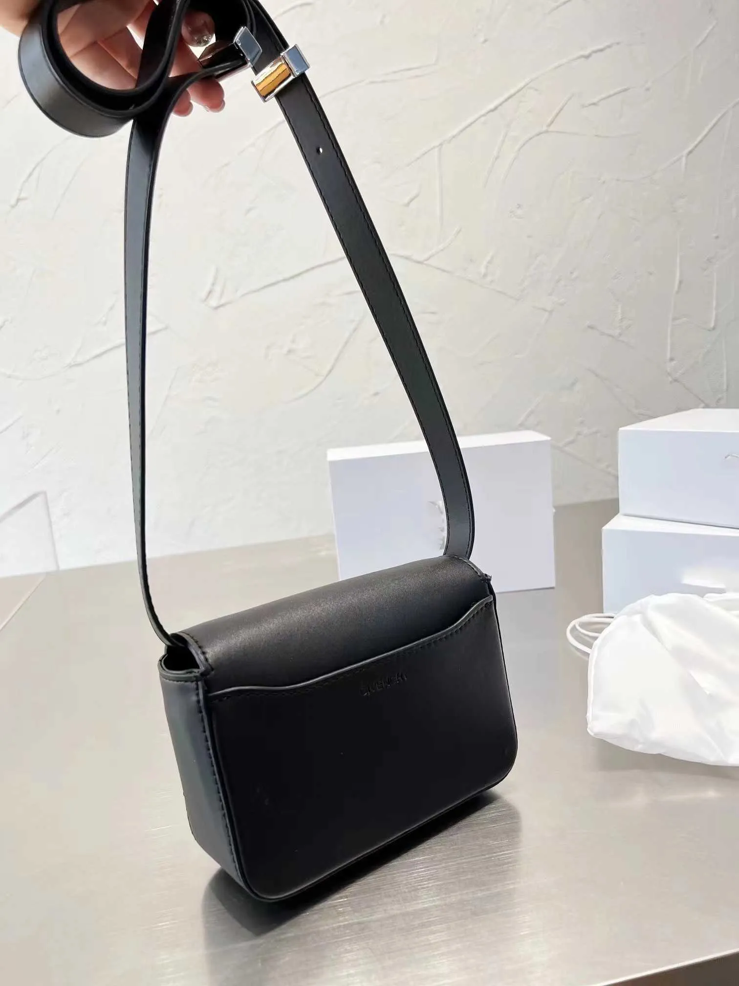 Nowa mała kwadratowa torba z literą kolorową torbę tofu jedno ramię po przekątnej metalowej klamrze magnetycznej Flip Kobieta