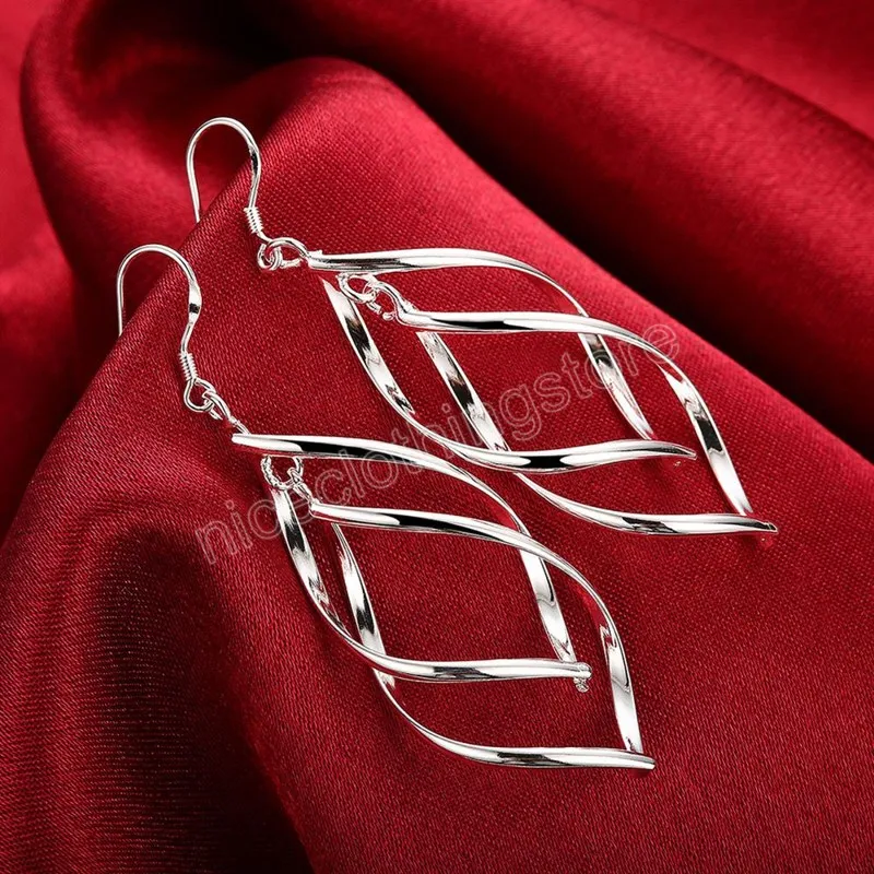 Boucles d'oreilles endemblées en argent sterling de haute qualité.