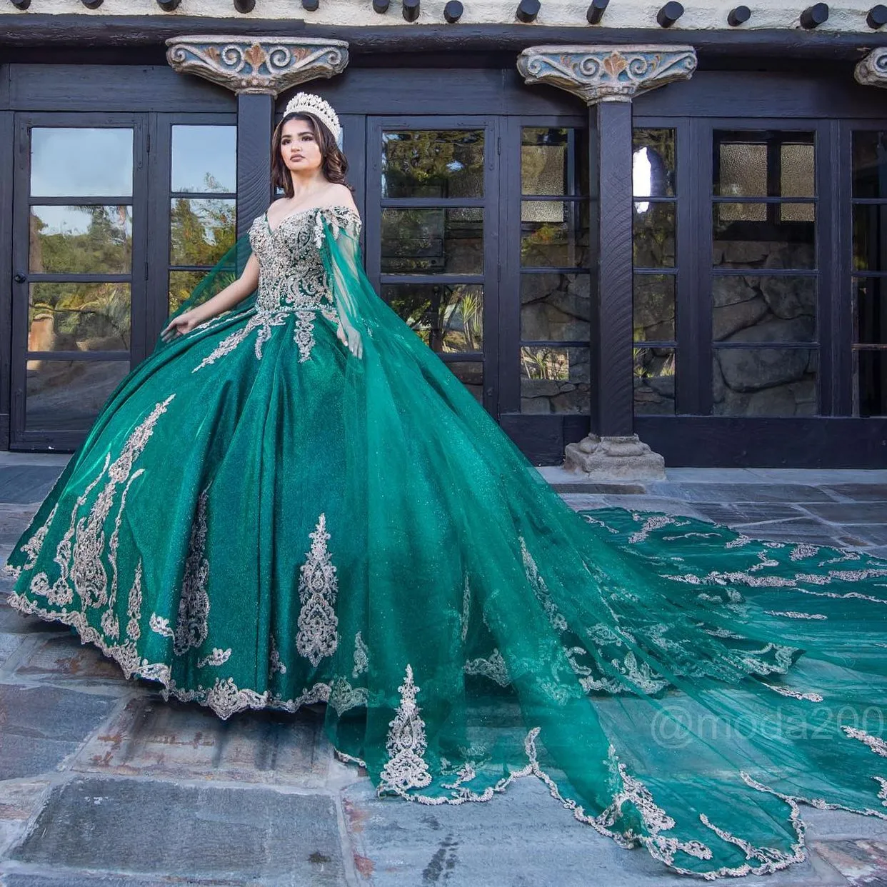 Unika gröna quinceanera klänningar med wrap bollklänning kristall från axeln spets vestidos quinceanera älskling 16 kväll