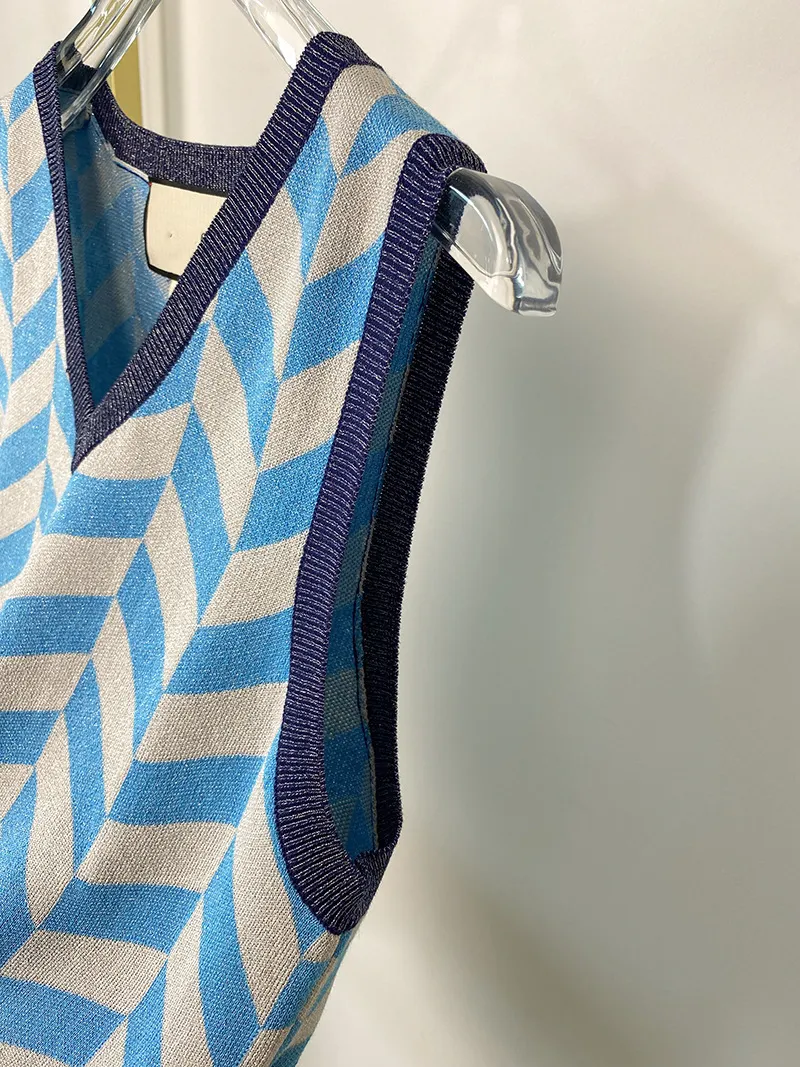 2022 Summer New Tees 니트 여성 니트웨어 스웨터 조끼 대조적 검사 대비 색상은 명백하고 동일한 v- 넥 소매 소매 양복 조끼