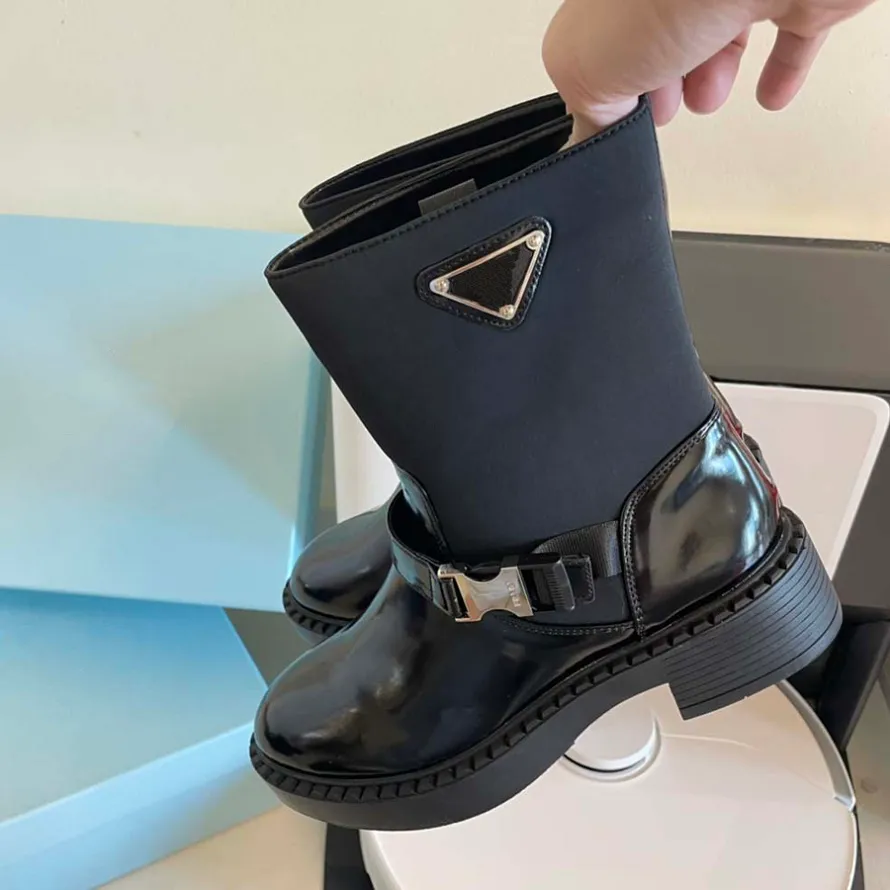 Novo tornozelo de couro preto Chelsea Boots plataforma slip-on redondo botas planas grossas meia bota designer de luxo sapatos de cano alto mulheres botas de cavaleiro