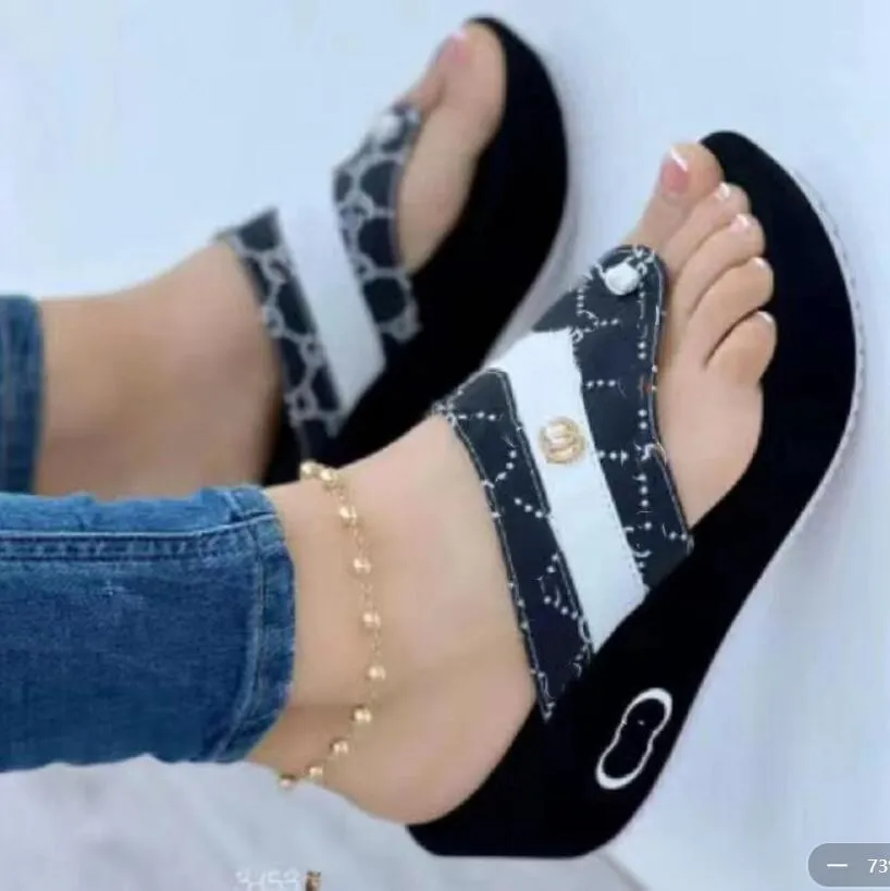 22GG nouvelles femmes pantoufles or compensées tongs vacances femme sandales plates dames plate-forme chaussures de plage grande taille 43