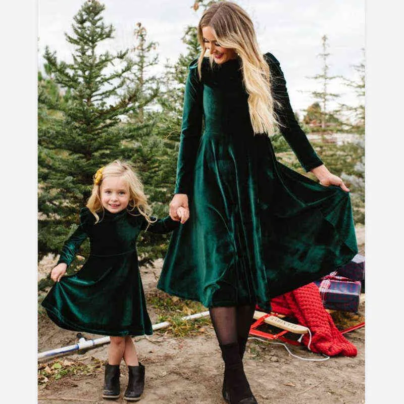 Nya ankomstflickor och mamma Vintage Parent-Child Dress Autumn Female Long Sleeve O-Neck Velvet Dresses Femme Party Vestidos Y220819