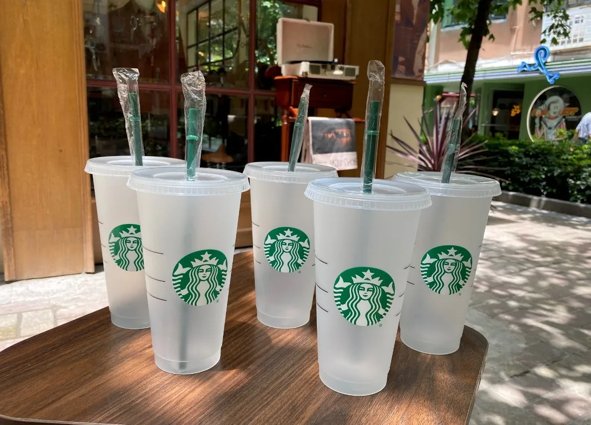 Starbucks 24 unz/710 ml plastikowy kubek wielokrotnego użytku przezroczysty do picia płaskie pokrywki z indywidualnie pakowanymi słomkami kubkiem