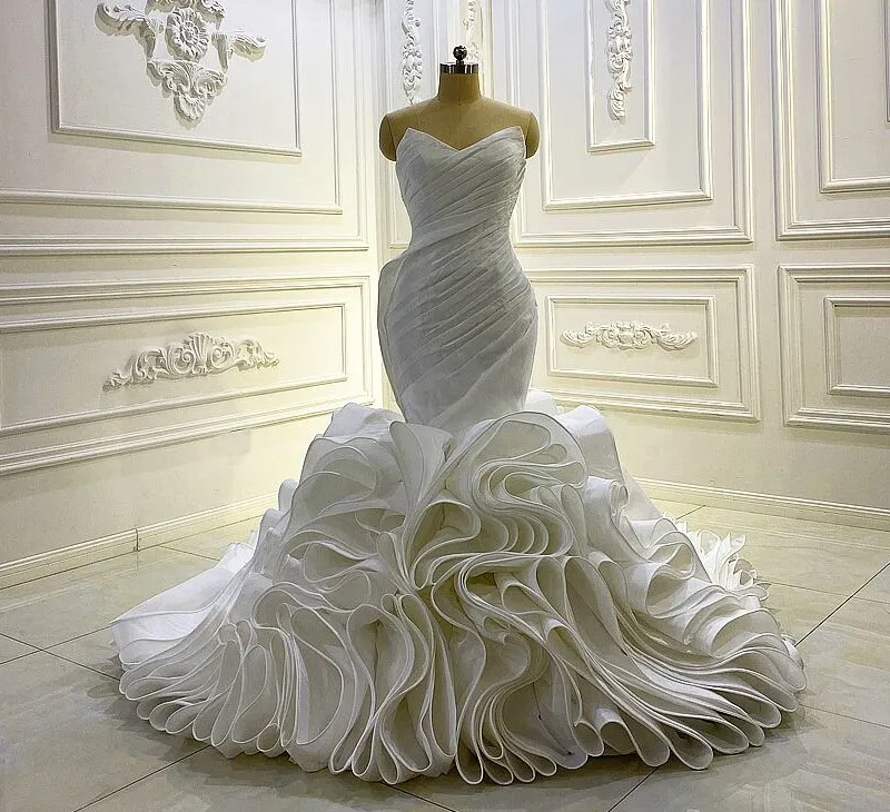 Luxe sirène robe de mariée 2022 robe de mariée arabe Dubaï sans bretelles volants à plusieurs niveaux en organza pour la mariée noire personnalisée robe De Noiva