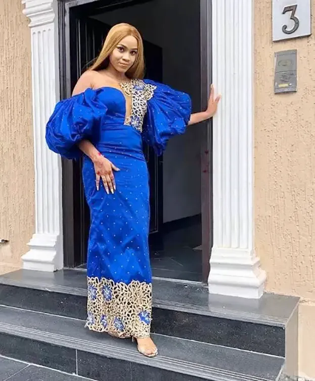 Royal Blue Real Nigeriaanse sexy avondjurken van de schouder Puff Sleeve Gold Lace Afrikaans Arabisch formele beroemde prom -jurken