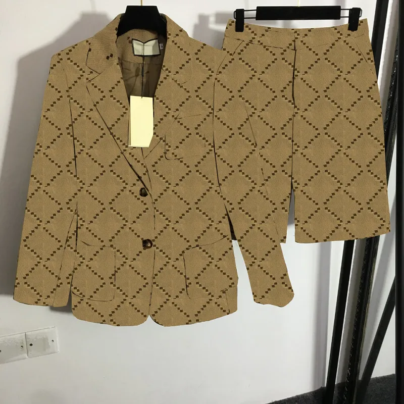 Lady Jacquard Blazers 재킷 반바지 반바지 카키 옷깃 목 코트 창조적 인 포켓 디자이너 코트 반바지 세트
