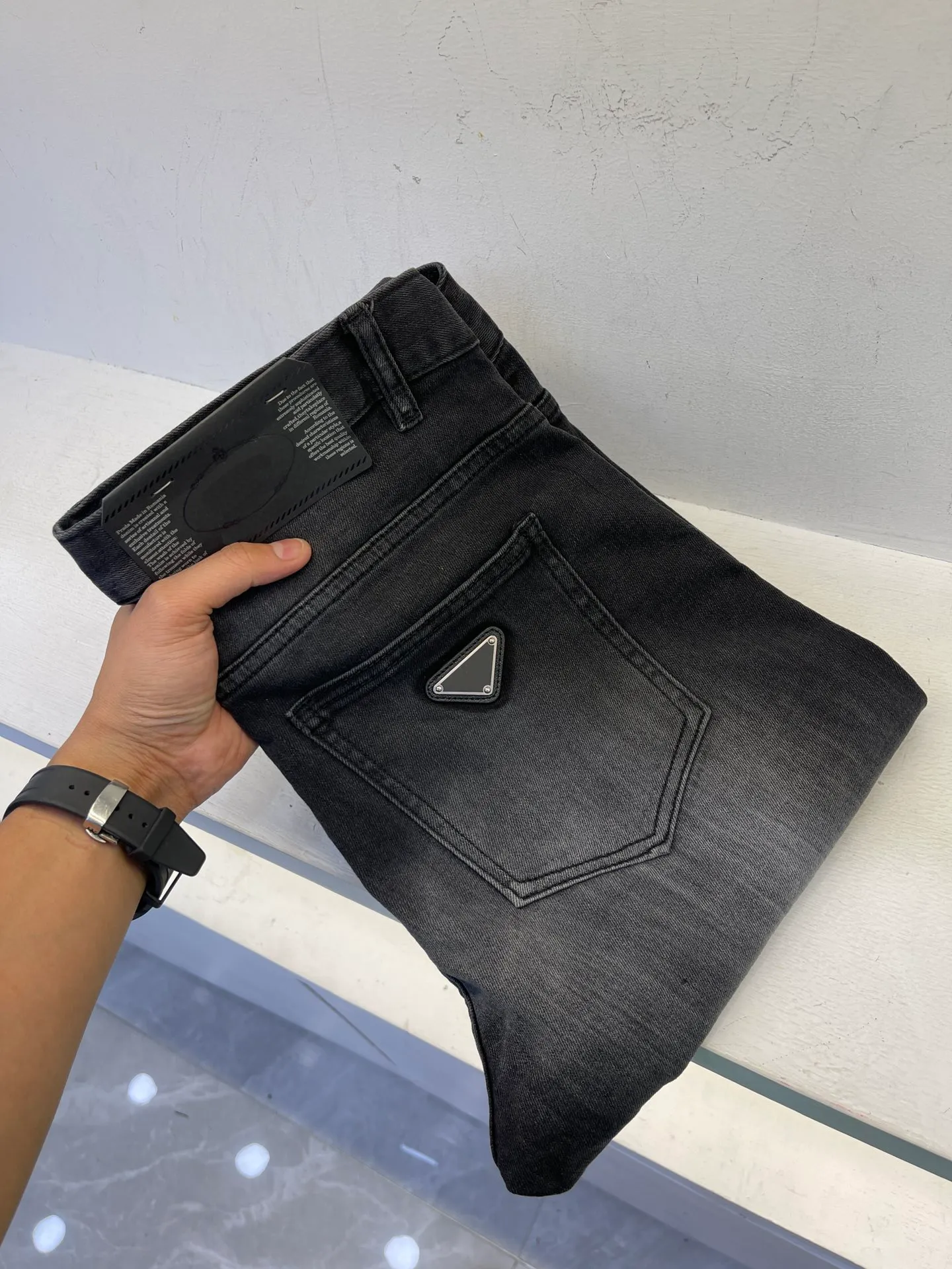 Jeans de jeans Moda de jeans magros jeans de alta qualidade Material de algod￣o el￡stico material de luxo casual jeans preto