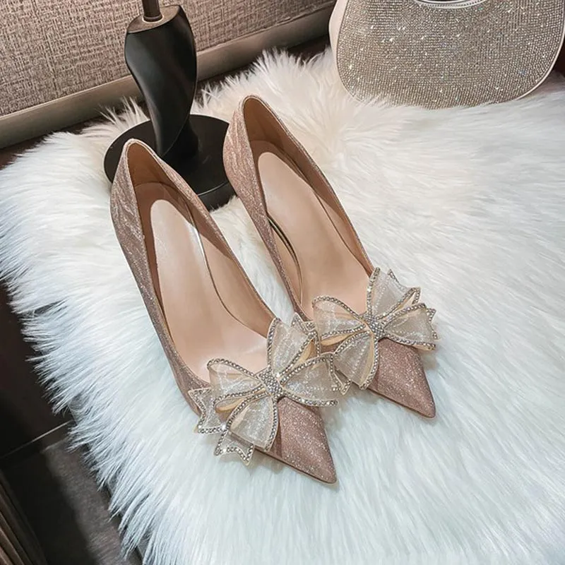 Sapatos de casamento com miçangas prateadas para saltos de designer de luxo do baile de peças no noivo com bombas de dedo poinacho