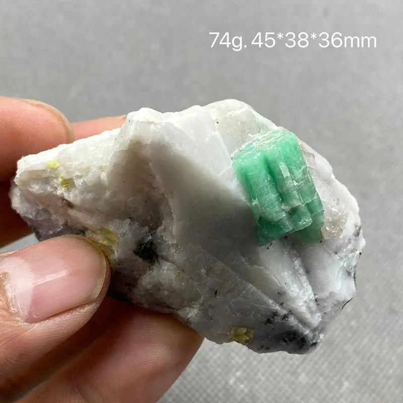 Otros 100% naturales de esmalores de esmeraldas de esmeralda de color mineral de color m￭nimo y cristales de cuarzo de cuarzo y cristales