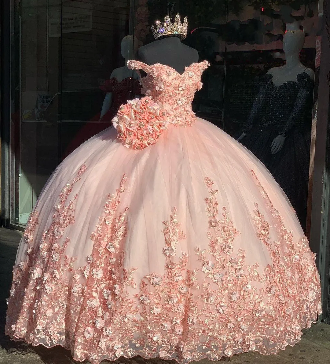 Vintage 2022 Sexig persika rosa puffy quinceanera klänningar från axel spetsar applikationer 3d blommor blommor boll klänning vestidos de klänning gäst