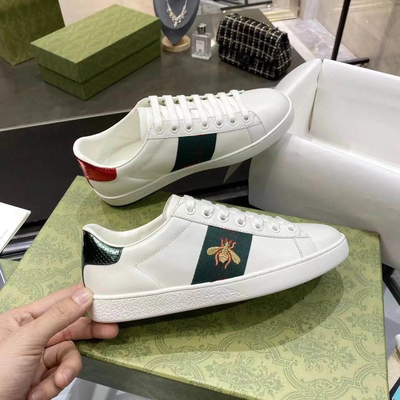 Designerbroderade vita Tiger Bee Snake Skor med röd grön rand Sneakerplattform i äkta läder Herr Dam ace Casual stor storlek 48