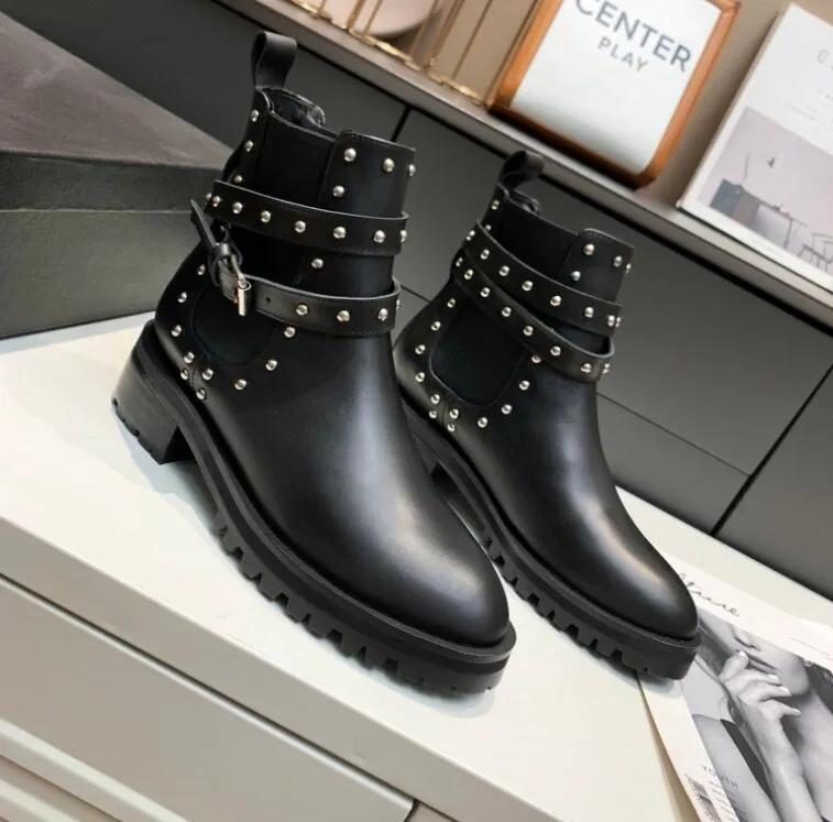 ممتازة ذات جودة عالية للعلامة التجارية القتالية المصمم فونك الكاحل Bootie Classic Buckle Comple Leather Leather Sleight Sleight CHunky Heel Round Toes Women Shoes Lace Up Martin Boot