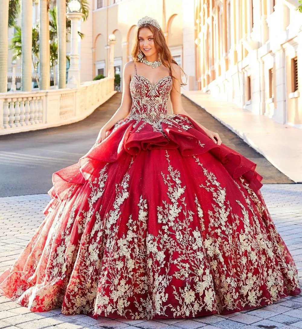 Rouge foncé Luxe Quinceanera Robes 2022 Spaghetti Robe De Bal Or Dentelle Appliqued Bling Glitter Filles Pageant Robes Corset Doux 16 Robe De Bal Robe 15 Anos