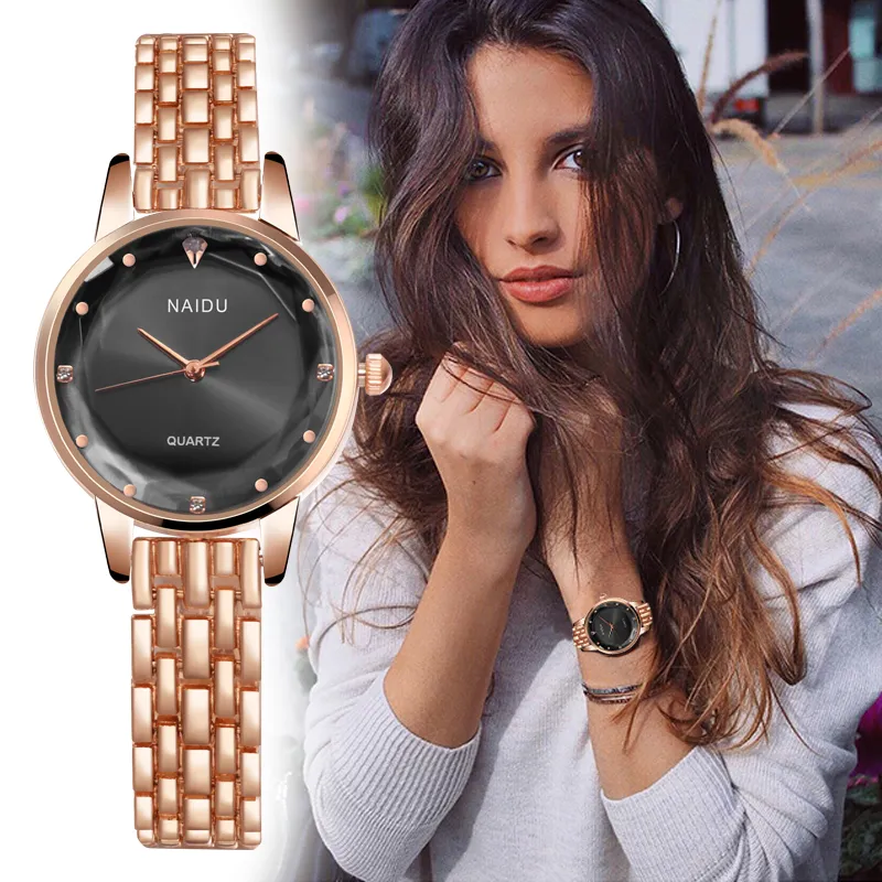 Montres-bracelets Femmes Montres Femme Montre De Mode 2022 Charme Designer Dames Diamant Quartz Or Poignet Cadeaux Pour FemmesMontres-bracelets