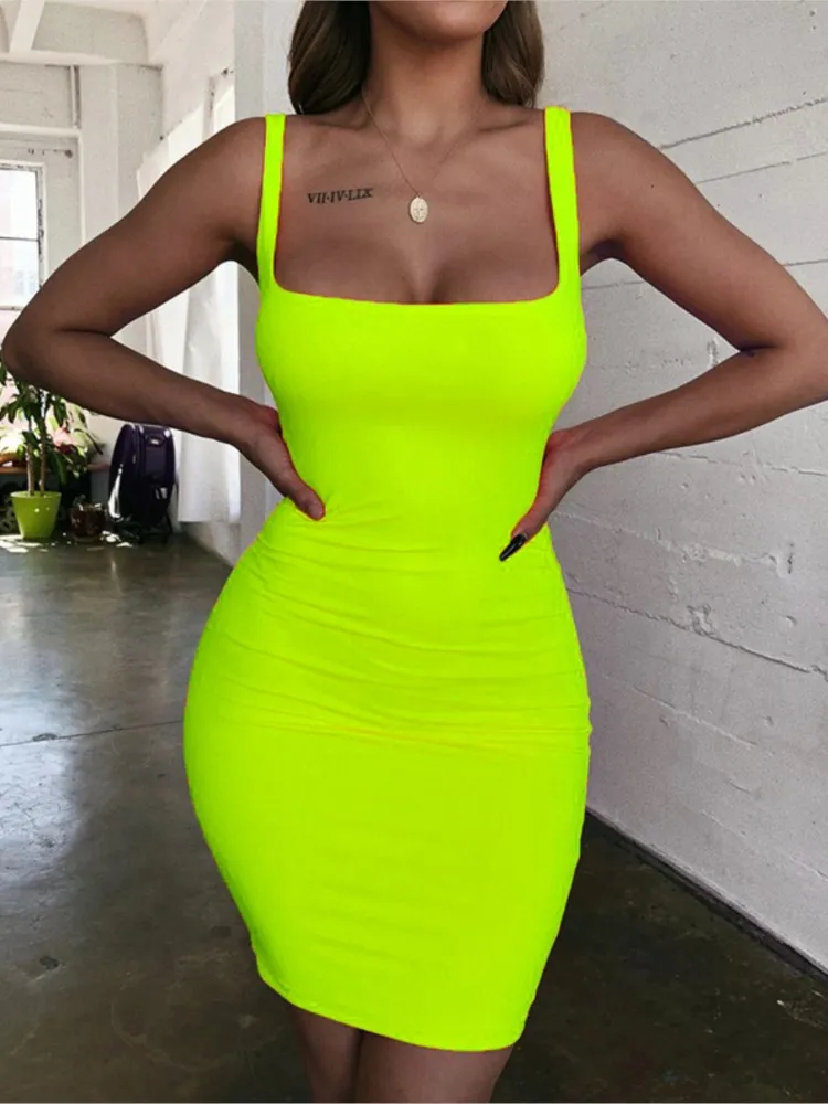 فستان أخضر صغير Bodycon نسائي صيفي جديد موضة فستان بدون ظهر مثير ملفوف نيون بلا أكمام للحفلات