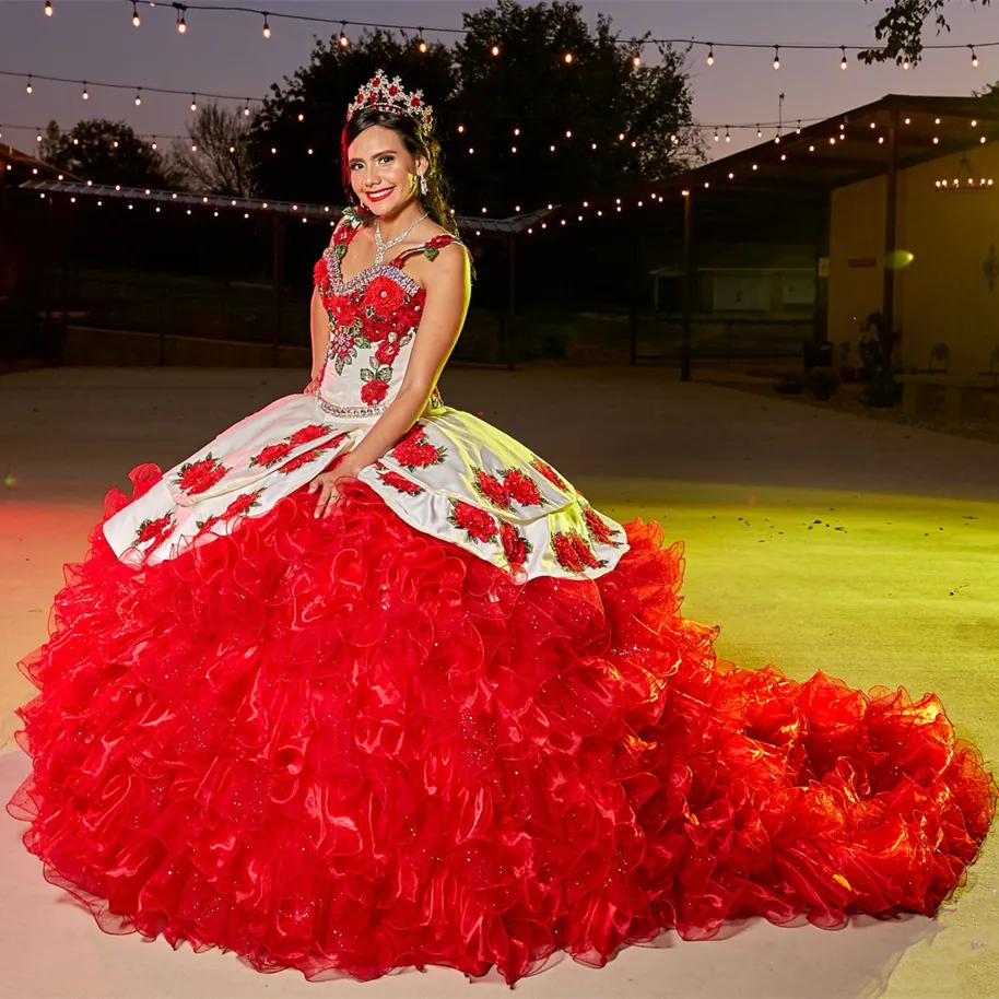 Mexikanischer Stil, Weiß mit roten Rosen, Quinceanera-Kleider 2022, Luxus-Abschlussball, Ballkleid, Rüschen, Stufenrock, florale Spitze, appliziert, Charro Sweet 15 Kleid, Vestidos 16 Jahre