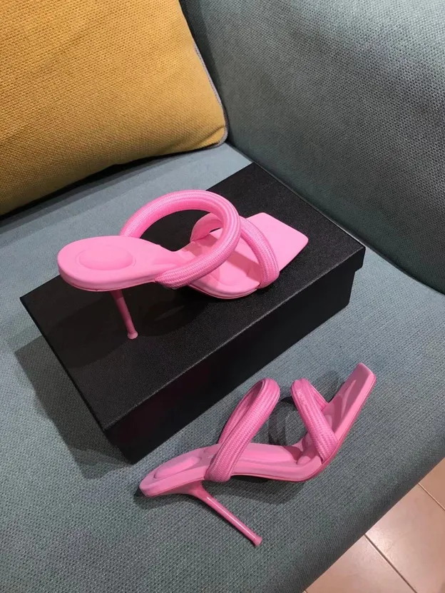 Les dernières pantoufles de haute qualité de haute qualité créatrices pour femmes coussins de pied confortables chaussures à talons hauts lointains