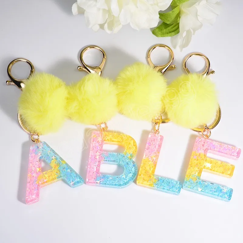 Rainbow Color 26 Initialer Letter Nyckelh￤nge med gul fluffig Pompom Fashion Girls Charms handv￤ska bilh￤nge Keyring smycken