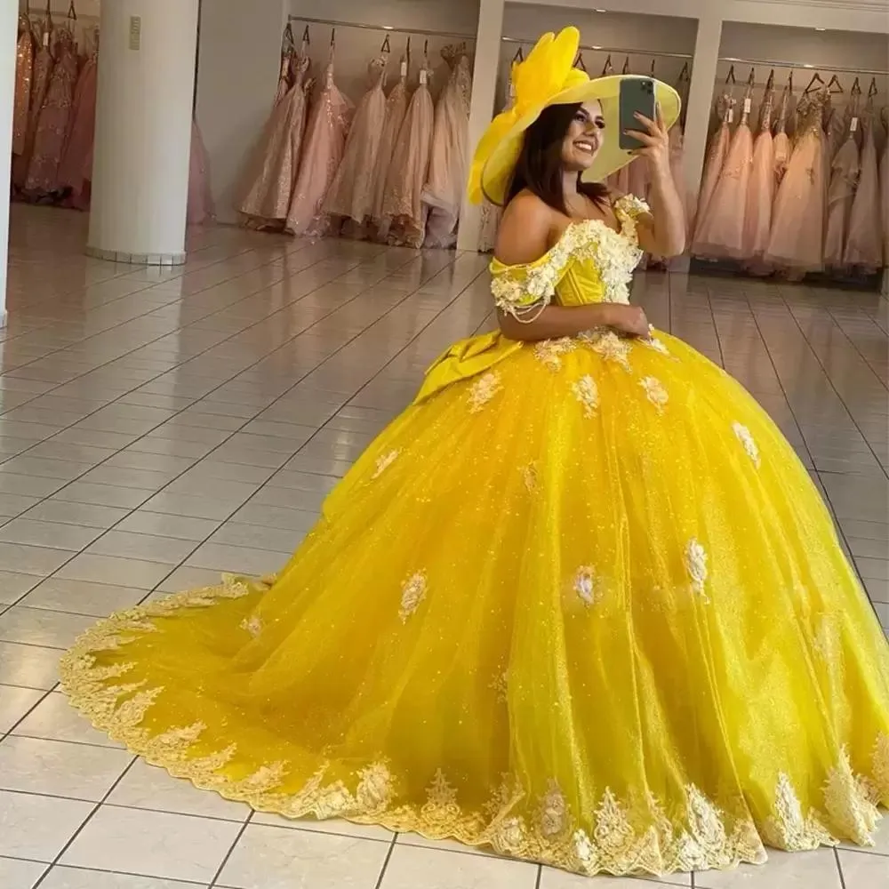 2022 Abiti Quinceanera sexy bling giallo con spalle scoperte Applicazioni di pizzo bianco Fiori fatti a mano Perline di cristallo con paillettes Dolce 16 Abiti da ballo per feste Abiti da sera