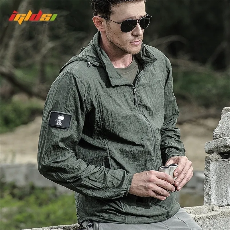 Men's Jackets Summer Waterproof Quick Dry Tactical Skin Jacket Men Hooded Raincoat Thin Windbreaker Sunscreen Army Military Jacket 220826