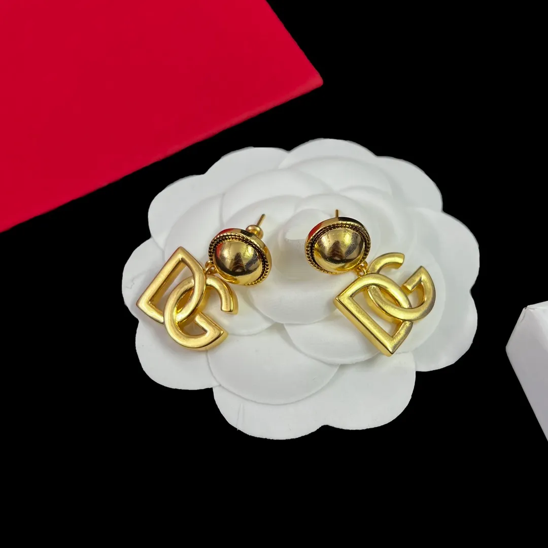 Stud Stud 2024 Orecchini in ottone retrò dal nuovo design Borchie D Lettere pendenti di perle Placcato in oro 18 carati Anti allergia da donna Clip per orecchio Gioielli di design Il regalo