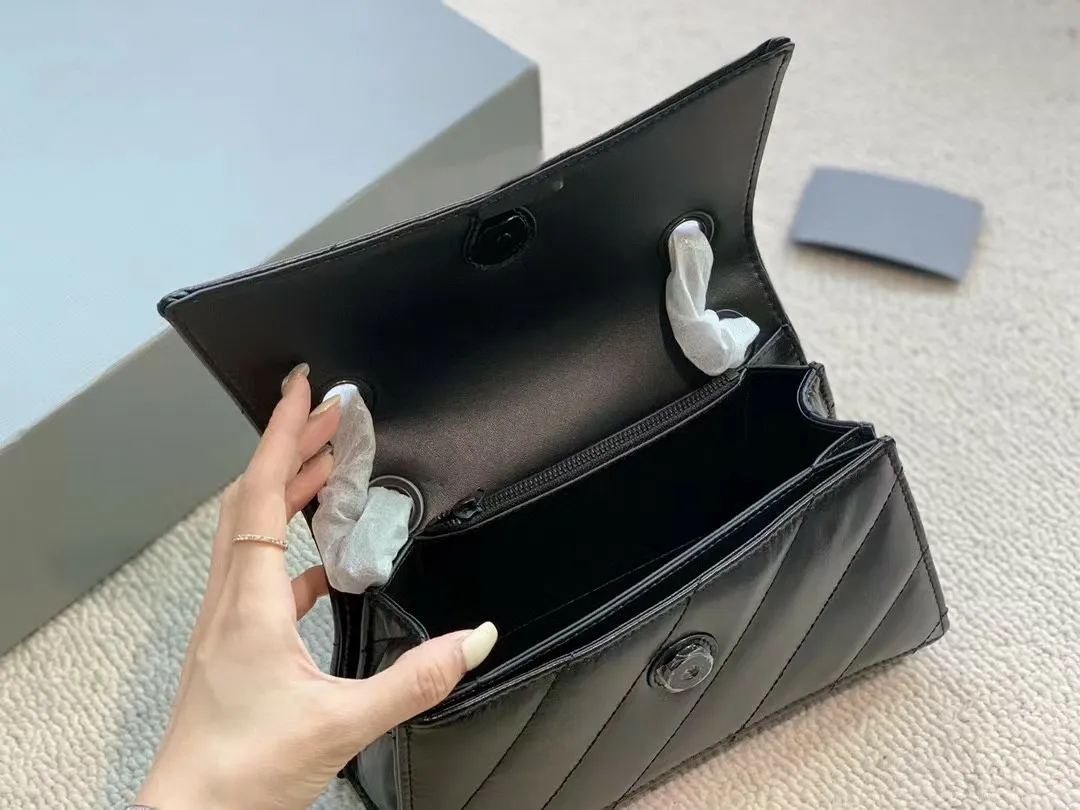 Tasarımcı ezme zincir çantaları siyah iplik takviyeli buzağı deri omuz torbası mat donanım kavisli alt çapraz gövde perçin manyetik kapanma çanta moda çantası