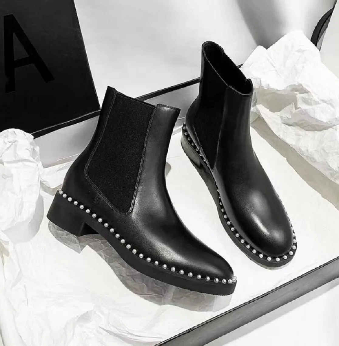 최고 럭셔리 겨울 장식 Sondra Ankle Boots Patent Leather Pearl Chain Block Heels White Black Nubuck Leathers Combat Booty Wedding Party EU35-40 Box