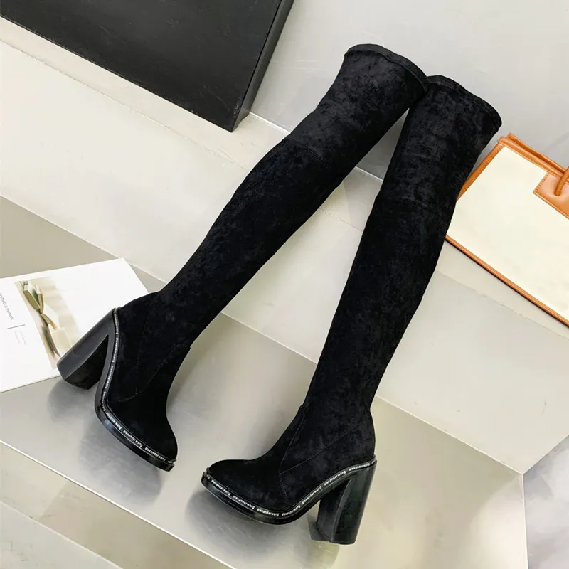 Inverno femminile sopra gli stivali elastici del ginocchio High tall