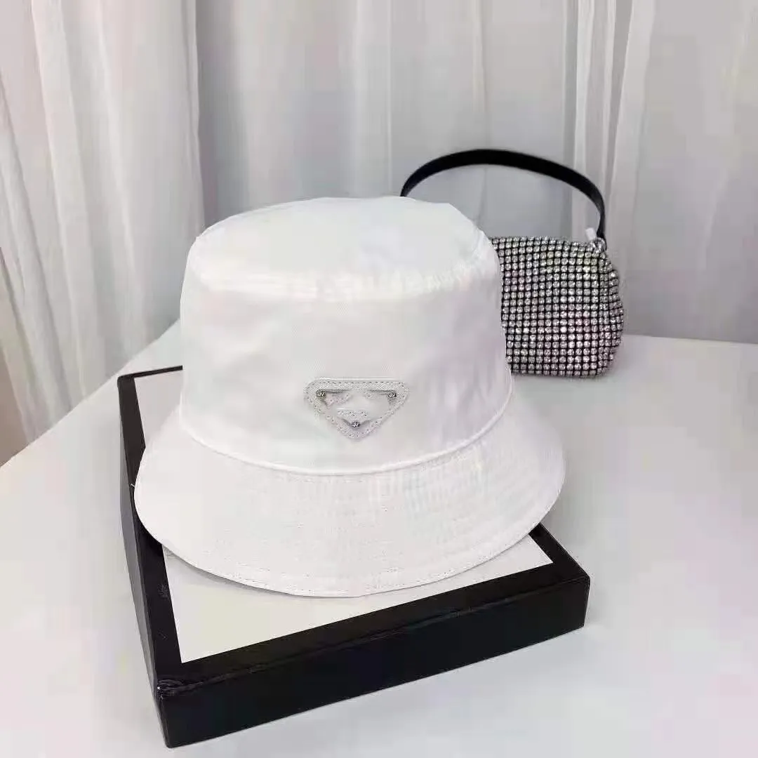 2023ケチなブリム帽子帽子野球帽をデザイナーバケツ帽子装着ビーニー女性帽子クリスタルベイカーバケツ