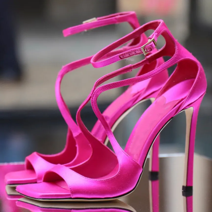 Yeni kavisli kayışlar deyimi sandalet ipek saten kanal kayışları stiletto yüksek topuklu seksi açık ayak parmağı kare ayakkabılar kadın leke