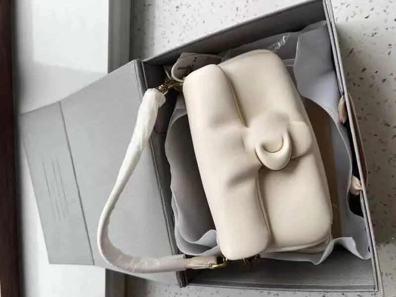 클래식 디자인 레이디 베개 숄더 가방 흰색 소프트 플랩 토트 가방 디자이너 패션 작은 가죽 크로스 바디 백 여성