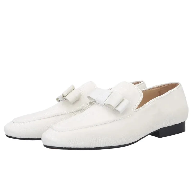 Sapatos de mocassins de veludo branco