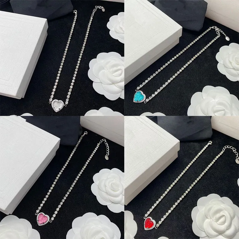 2022 Collares de corazón joyería de diseñador cjewelry collar Diseño Amor Colgante inicial Brandjewelry8 regalo de compromiso de aniversario cadenas de diamantes de corazón rojo