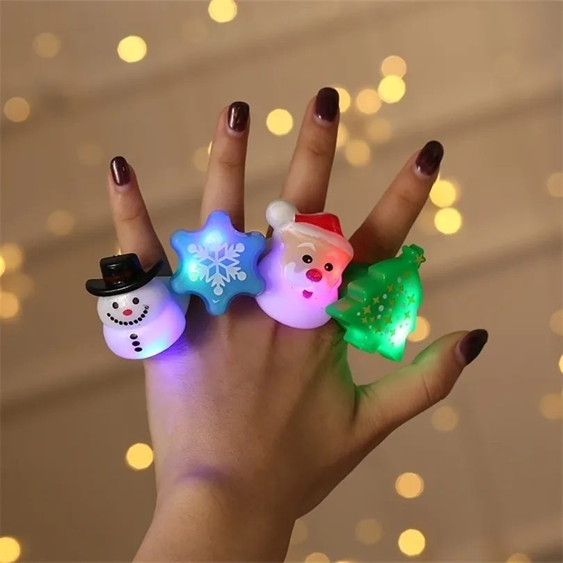 Autres fournitures de fête d'événement 5102050 PCS Glow Christmas LED Bague lumineuse Flocon de neige Arbre de Noël Bonhomme de neige Anneaux clignotants Glow Party Favors pour enfants Adultes 220829