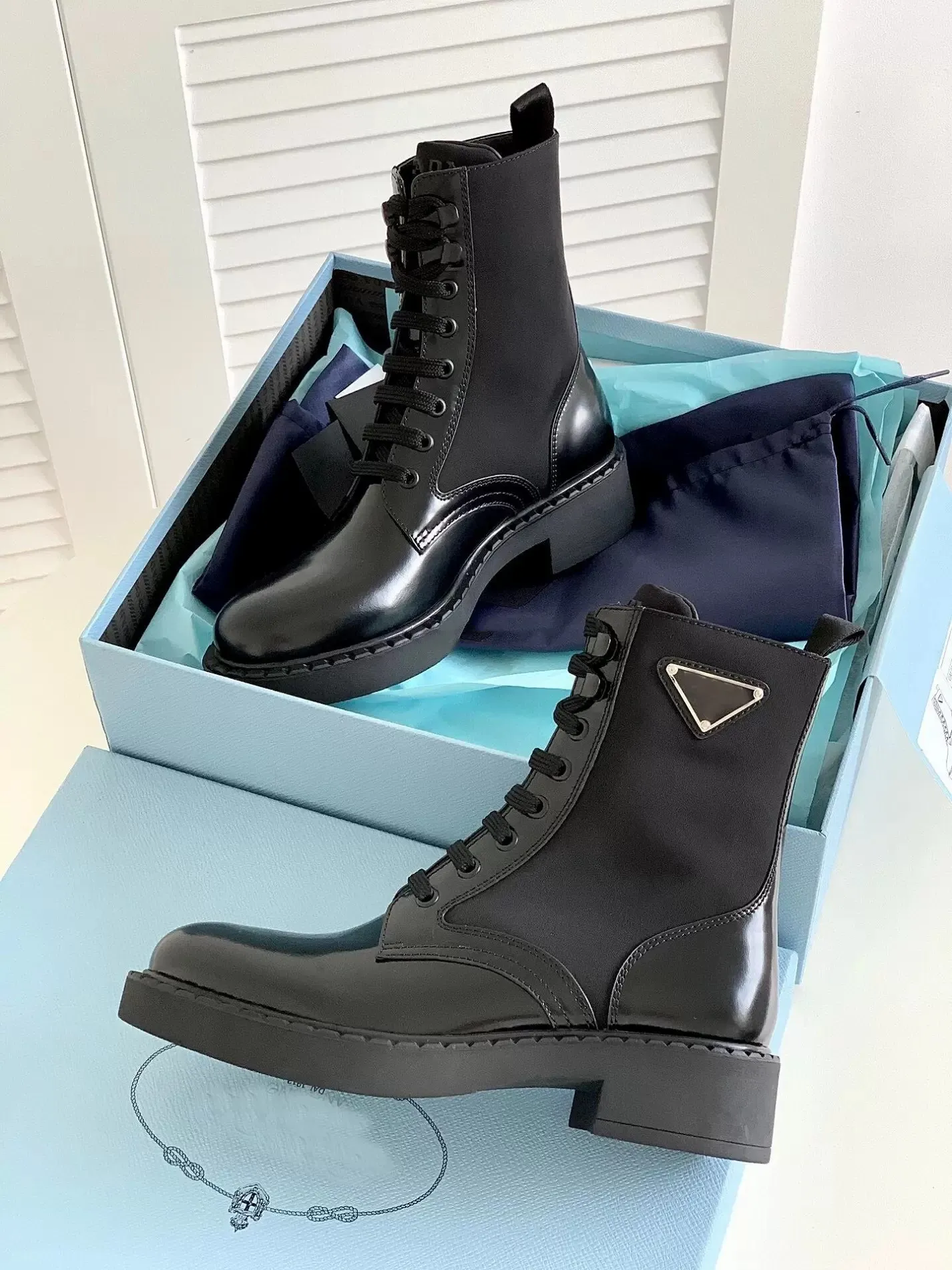 Bottines en cuir brossé Re-Nylon Winter Fashion Noir Recyclé Métal émaillé Triangle Combat Boot Chunky Lug Sole Platform Moto Booties EU35-40