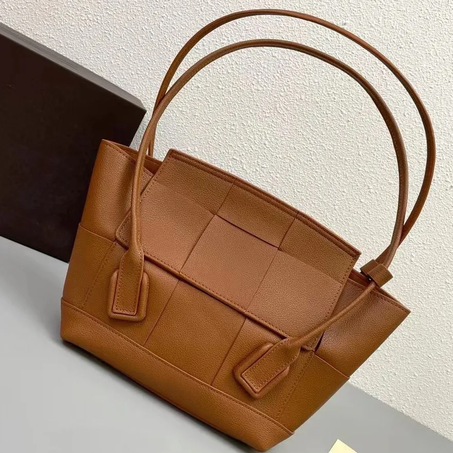 AA Medium Arco Tote Bag Liten Intreccio Leather Top Handle Bag Single Löstagbar Interiör Zip Pocket Leather String stängning Parakeet Bonded Suede Foder Caramel