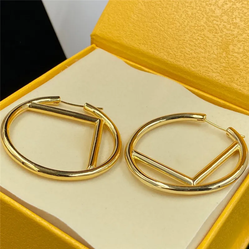 Kvinnor Luxurys Designers Earrings Womens Fashion Designer Hoop Huggie Earrings Wedding Lovers Gift Engagement Smycken med Box 21112405V PingFashion