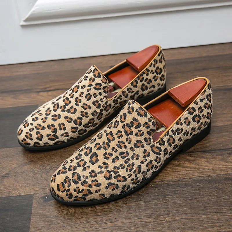 المتسكعون رجال أحذية البريطانية Leopard Faux Suede Simple Fashion Business حفل زفاف عرضي يوميًا متعدد الاستخدامات AD044