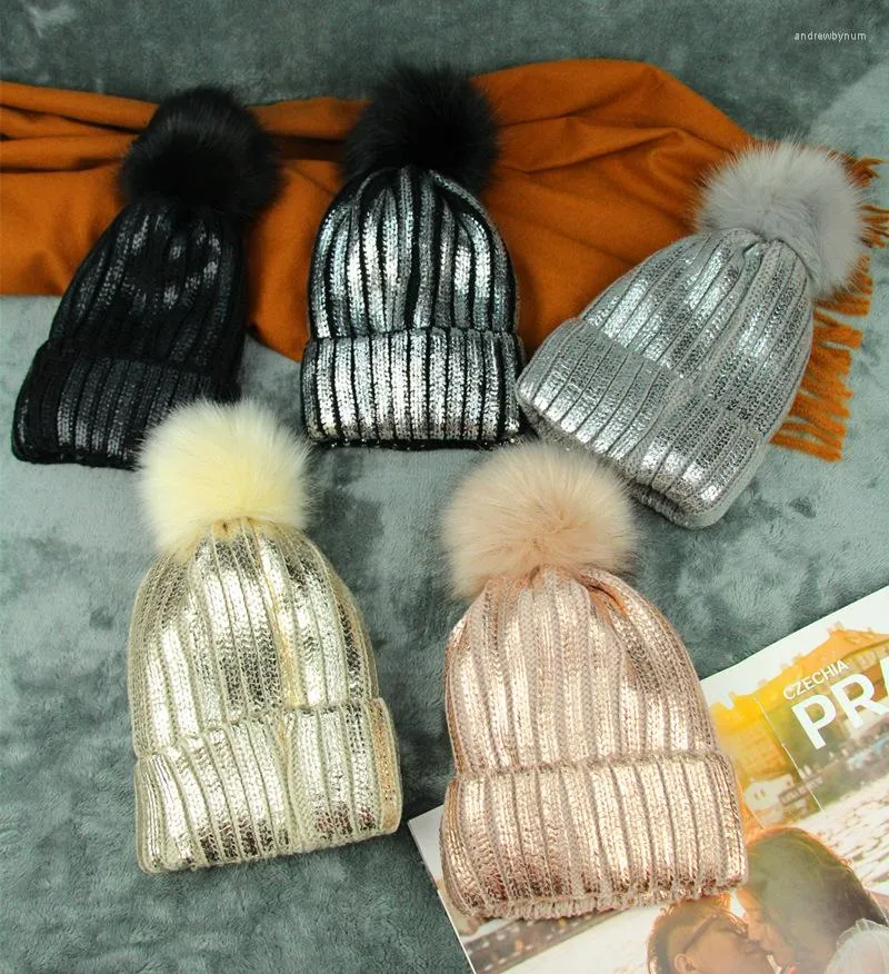 Boinas Mujer Otoño Invierno Engrosado Láser Estampado térmico Lana Molesto para mantener la gorra metálica Bola de pelo grande Rizado de punto