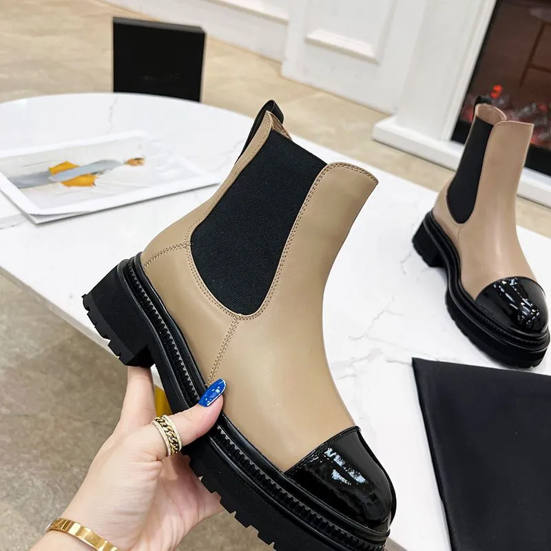 2022 Novo tecido de couro com borda aberta de botas de botas de martin com acess￳rios de metal dourado com z￭per da moda de vanguarda da moda