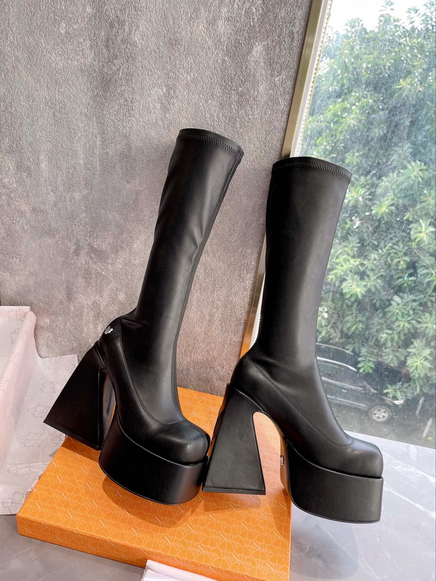 DHgate.com:Naked Wolfe Spice Black Stretch Boots: Elevate