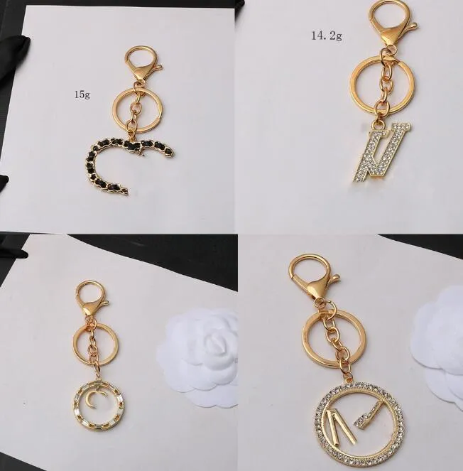 10 Color Letter Keychains Marke Luxusdesigner berühmter Lederschlüsselkäse kleine süße Windmetallauto Keyrings Schlüsselketten Modezubehör