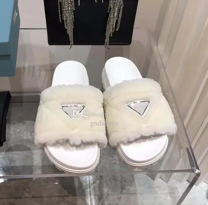 Sandalias de moda para mujer, zapatos de tacón bajo brillantes de marca de cuero sexy para invierno, zapatos de playa, zapatillas de hotel de casa de felpa de fondo grueso