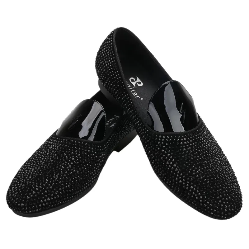 Scarpe eleganti Mocassini da uomo in pelle scamosciata nera con cristalli artificiali fatti a mano Lo stesso modello di pantofole da fumo slip-on